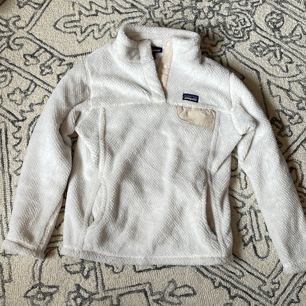Soft white patagonia fleece sweatshirt! great condition, and super comfy!